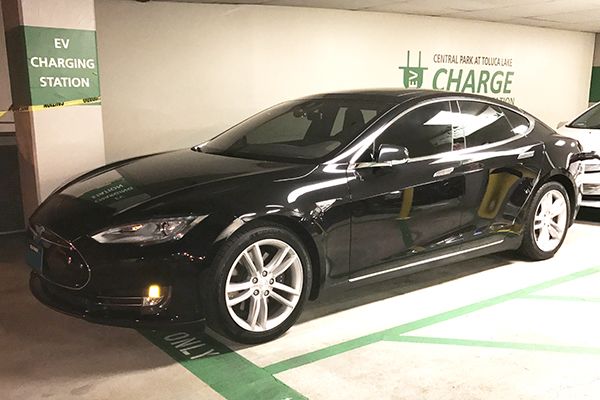 2015 Tesla Model S 90D